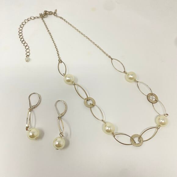 Vintage AVON OHQ Signed Silver Tone Leaf Faux Pearls Chain Necklace Earring Set - Picture 1 of 13